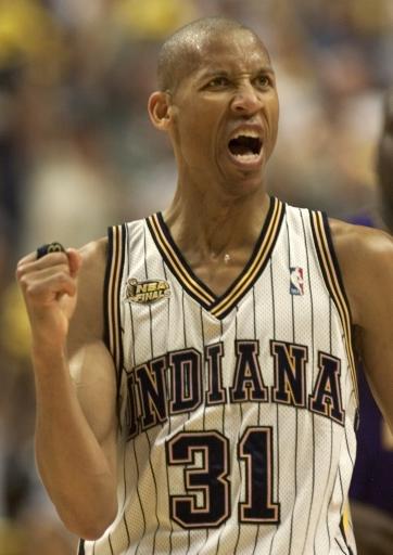 通过保持高 通过保持高